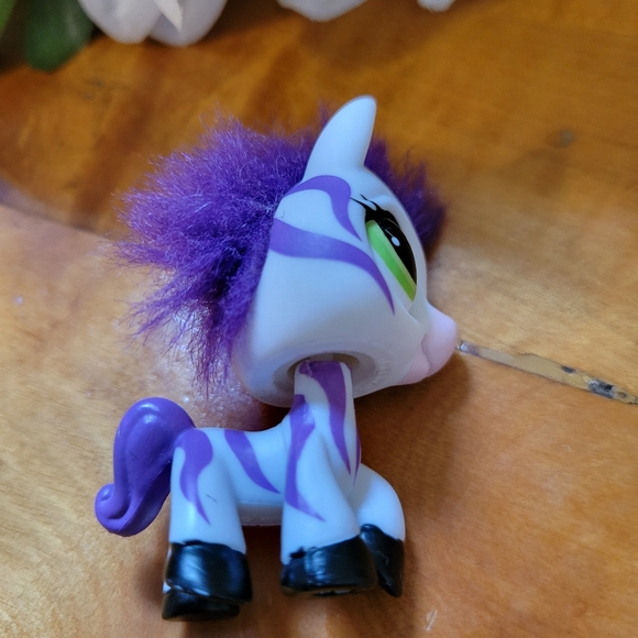 Littlest Pet Shop LPS #2470 Zebra White Purple Green Eyes 2006 - Picture 11 of 13
